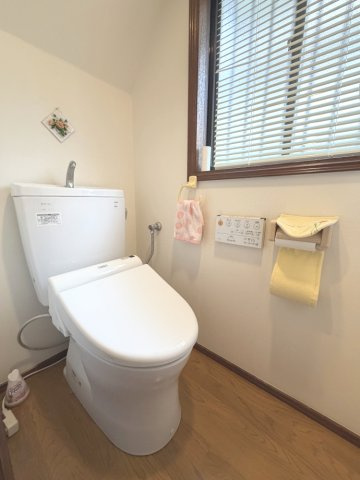 温水洗浄便座付きの清潔感あるトイレは、落ち着いた空間に。　