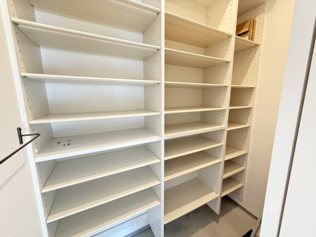 収納力の高い可動棚式のシューズ収納は、靴のサイズや種類に合わせて自由に調整可能。ご家族分の靴はもちろん、季節物や小物もすっきり整理できます。見やすく取り出しやすい設計で、玄関を常にきれいに保てます。　