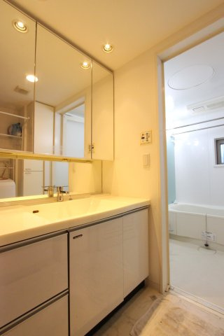 三面鏡の独立洗面台・広々お使いいただけます！