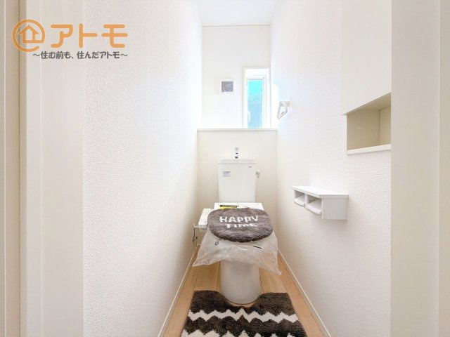 窓があり換気もすぐにできる、清潔感のあるトイレです♪