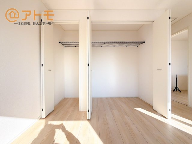 ハンガーパイプ付きのクローゼットは季節ものなどを収納することができて便利です♪