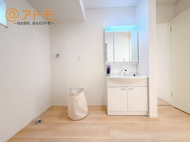 洗面所って朝に混み合いませんか？広々とした脱衣所、3面鏡の独立洗面台で朝の時間を少しお手伝い♪