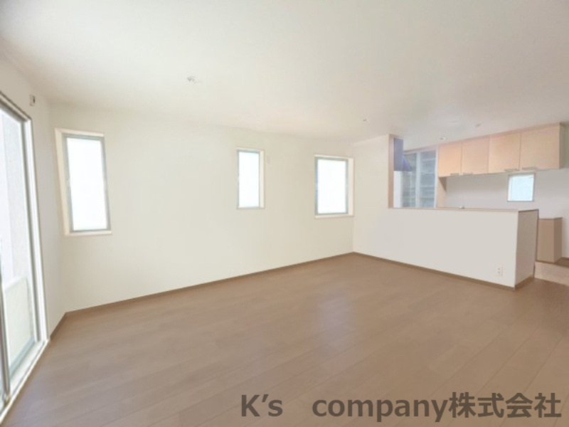 リビングゆったり17.8帖◇正面にはウッドデッキがあります♪　※こちらの写真はCG加工で家具等を消しています。