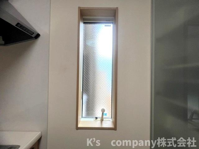 キッチンには手元を自然光で明るくしてくれる窓があります◇