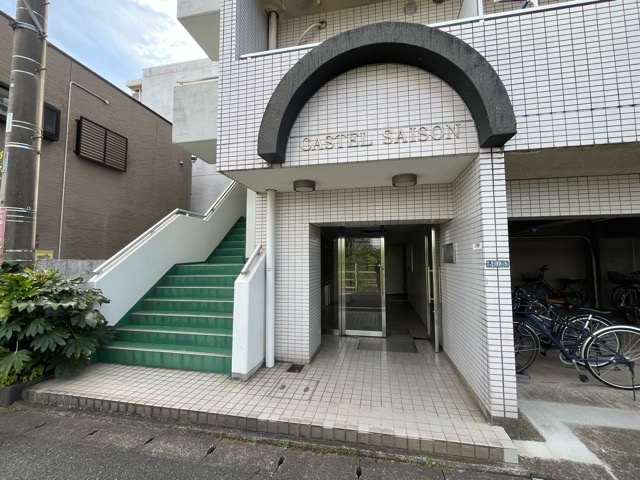 マンションのエントランスには、もともと風よけや防犯の役割がありますが、マンションによって宅配ボックスなどの設備が備わっている所もあります。日々の生活をイメージしながら生活しやすさをチェックしましょう。