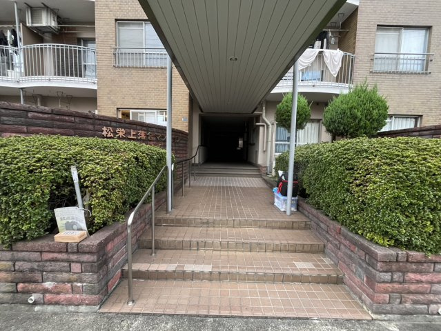 雨の日でも濡れない屋根付きのエントランスへ続く道です。