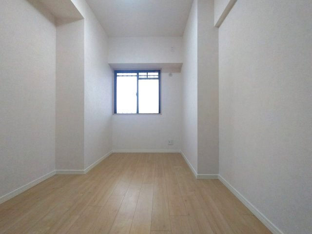 コンパクトなお部屋ですが窓や収納があるので快適に過ごせます。