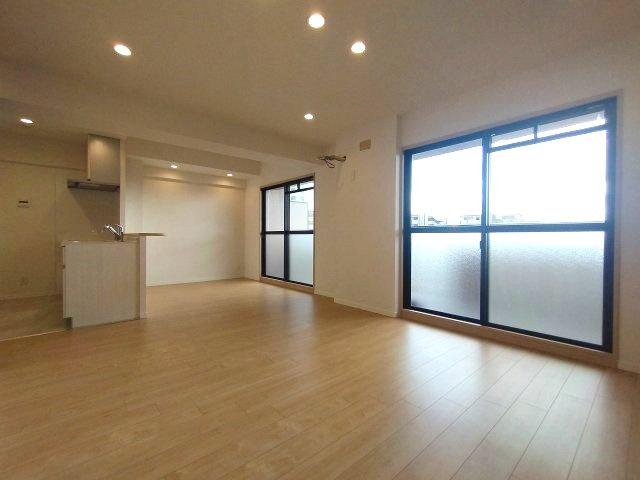 大きな窓とバルコニーに面したこのリビングは日中は照明いらずの心地よい空間