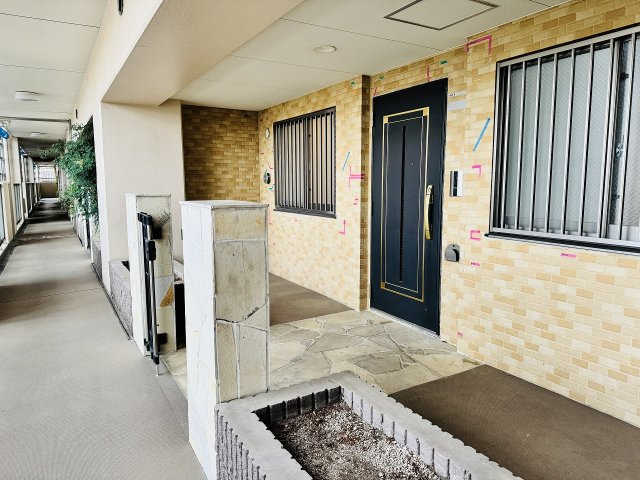 ～戸建て感覚、プライベートポーチ付きの玄関です～