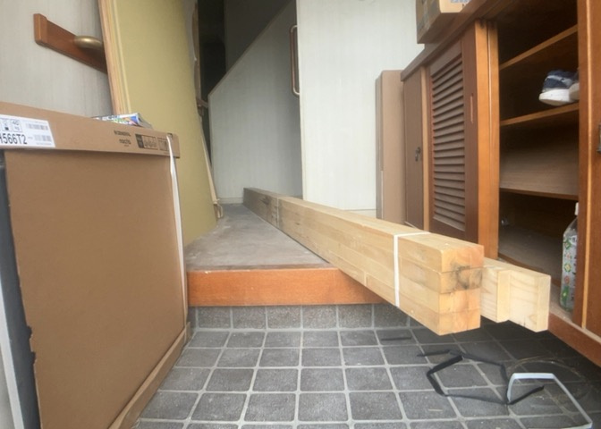 玄関は家の顔でもあり、家族以外の目にも止まる場所です。玄関は外との間を仕切る扉、靴などをしまっておく収納スペース、靴脱ぎのたたきスペース、来客とのやり取りをするドアホンなど複数のアイテムからなります。