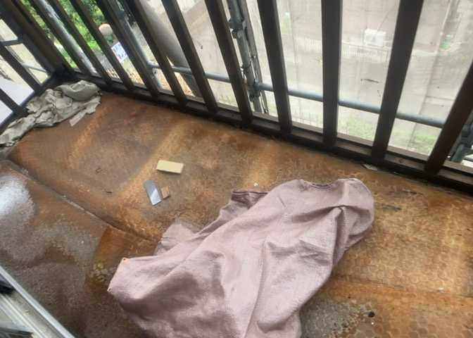 バルコニーは、室外の専用スペースのうち、「屋根がなく開放された空間」であるものを指します。ベランダより広いタイプのものが多く、日当たりもよいため家庭菜園などを楽しみたい人にとって適した環境となります。
