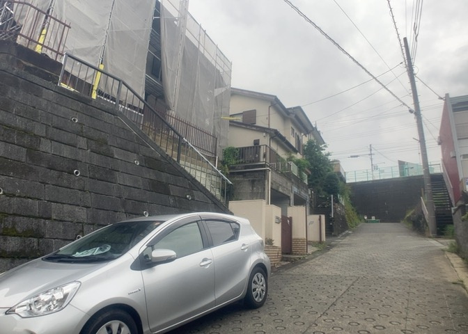 住宅用の土地では前面道路に2m以上接していなければならないと法律で定められています。しかし、お持ちの車のサイズやライフスタイルなどにより、2mでは利便が悪い場合もございますので、事前に確認しましょう。