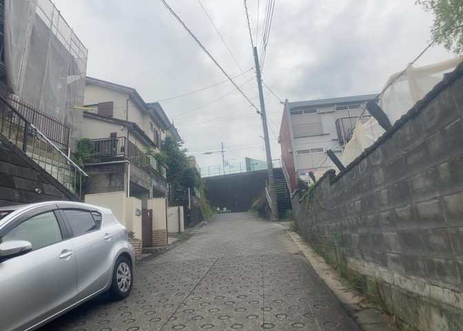 お持ちの車種によっては前面道路が広い方が便利でしょう。しかし、前面道路が広ければその分交通量が多くなるため、騒音などが気になる場合があります。実際に現地を見学し、周辺交通量や騒音などを確認しましょう！