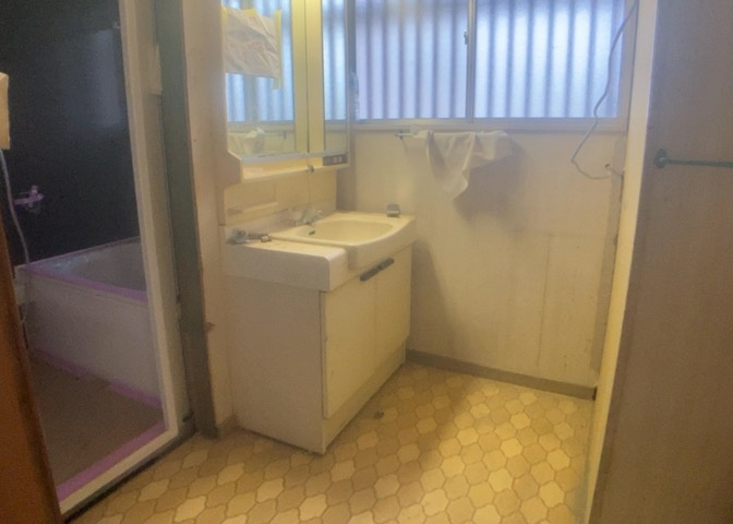 多くの戸建て住宅で見かける洗面脱衣所は、洗面台と洗濯機が2畳ほどのスペースに並べられていて、洗面所が脱衣所を兼ね備えている間取りが一般的です。お客様が利用することもある、パブリックな空間でもあります。