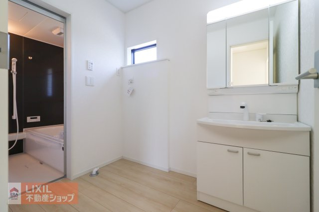 大きく使い勝手の良い三面鏡です。三面鏡の裏側は小物の収納に便利なキャビネット仕様です。