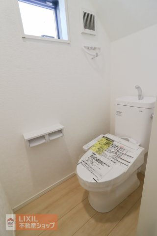 細かな温度調節ができ、清潔・快適に使用できる温水洗浄機能付トイレを採用しています。