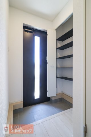 白を基調としたスタイリッシュな玄関。シューズクロークを完備するなど実用性も高いです。