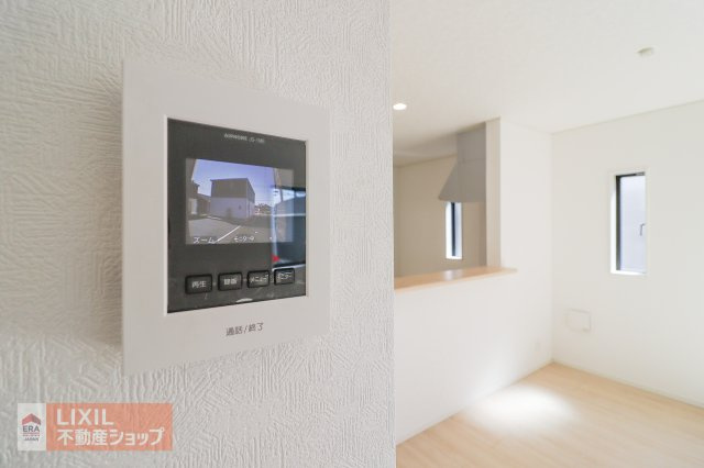 モニター付きインターホンです。玄関まで行かずに訪問者の姿を確認できるだけでなく、防犯にもつながるとても便利なアイテムですね。