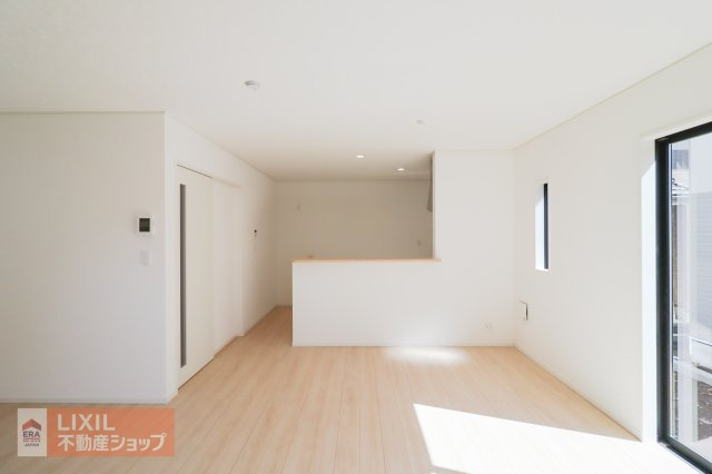 大きな窓から射し込むあたたかな陽光とナチュラルな木目の床やクロスがやわらかな雰囲気のダイニングルームです。“暮らし”を想像してみてください。