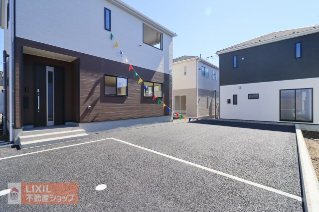 ゆったりとした駐車スペースです。実際のお車の車種とあわせて現地でご確認ください。