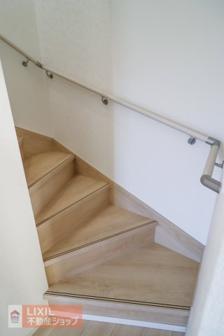 階段は手すり付き・折り返し設計。安全性の確保はもちろんのこと、住む人にとって上りやすく不便を感じない造りです。