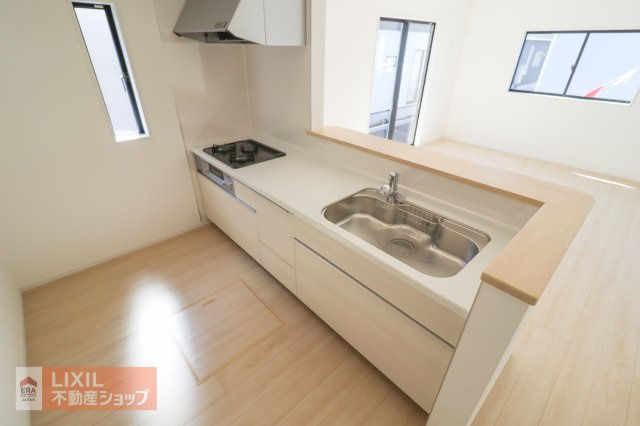 家族でのコミュニケーションがとれる対面型システムキッチンです。横一列にシンクとコンロをまとめたシンプルな形です。