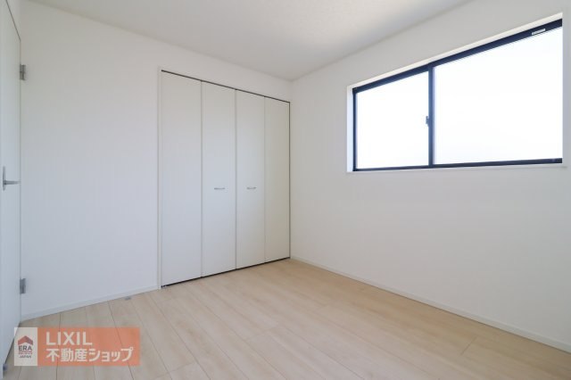 ベッドと勉強机を置いてちょうどいい広さです。各居室に収納スペースを完備しているので、収納家具を置かずにお部屋が片付き、すっきりと使えます。