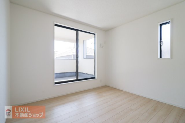 二面採光で太陽光が部屋に入りやすく、日中はとても明るいです。
