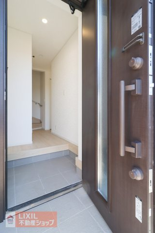 玄関ドアを二重ロックにすることで、泥棒や空き巣に玄関ドアから家の中に侵入されることを防ぐことにつながります。