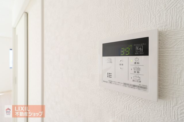 オートバスリモコンです。スイッチ1つで一定量の湯を浴槽に張ったり、保温や追い焚きをすることができるシステムが付いています。浴室以外からでも楽々操作が出来ます♪
