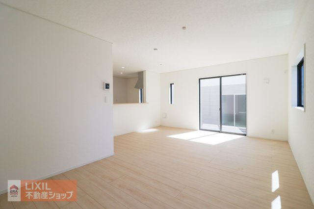 大きな窓から射し込むあたたかな陽光とナチュラルな木目の床やインテリアがやわらかな雰囲気のリビングルームです。