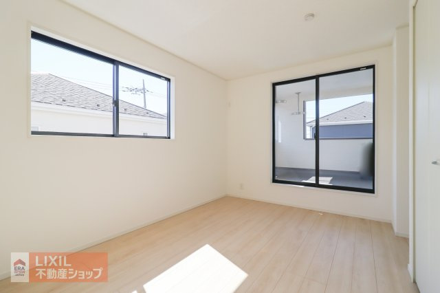 南に面した洋室は陽光ふりそそぐ明るい室内、2面採光で明るい印象の空間で開放感があります。