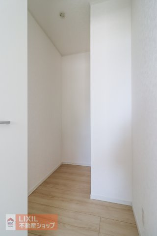 ハンガーパイプにかけられた衣類を一目で確認することができるので、探しているものが見つけやすく、必要なものもすぐに取り出すことができます。