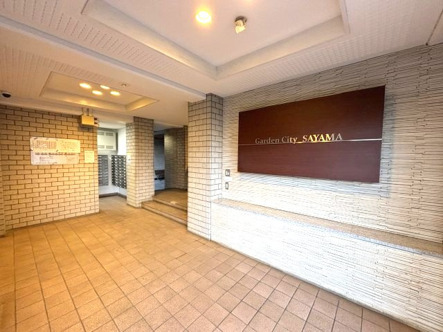 エントランスは清掃が行き届いており、清潔感と高級感があります。