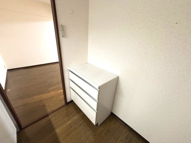 キッチン背面には、収納あり。