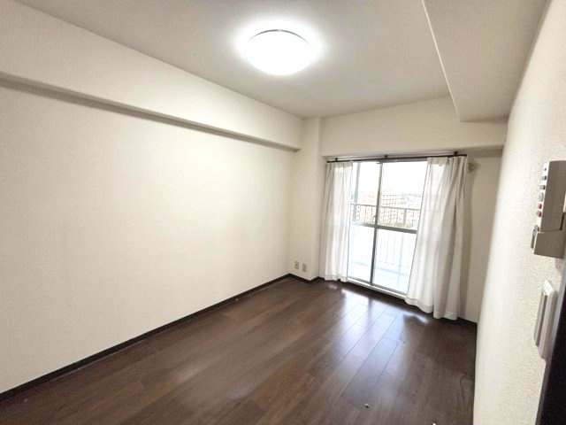 北側居室です。日当たりが良く、明るいです♪