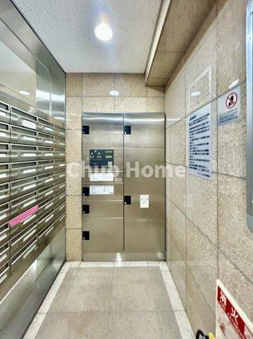 【宅配ボックス】在宅時・不在時に関わらず、居住者の代わりに非対面で宅配物を受け取ってくれる便利な設備です。わかりやすくご説明致しますので見学時にはお部屋だけではなく共用部分もぜひチェックしてください。