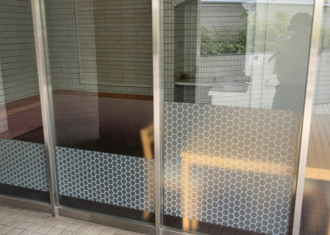 ラウンジは、マンションの共用スペースに椅子やテーブルなどを配置した利用者が寛げる空間です。屋内型ラウンジと屋外型ラウンジがあります。共用部分の管理状況と合わせて、詳細については現地でご確認ください。