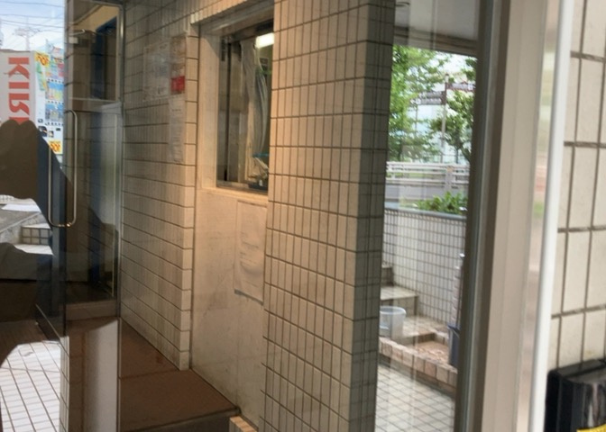 受付はマンションコンシェルジュがいる場合もあれば、管理人が滞在する小部屋を総称して呼ぶことがあります。主にエントランスに設置されていることから、防犯面でも期待ができます。防犯設備がない場合はより安心！