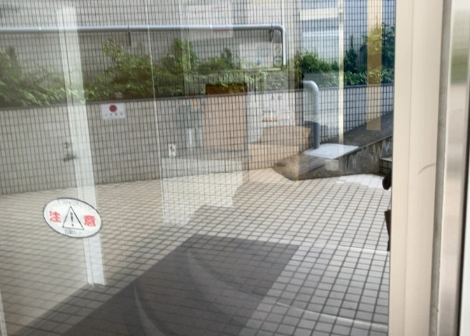 ロビーというと、エントランスと何がちがうの？と思いますよね。実はロビーとエントランスには明確な決まりはありません。物件によっては、エントランスを入って広がるある程度の広さのある空間がロビーとなります。