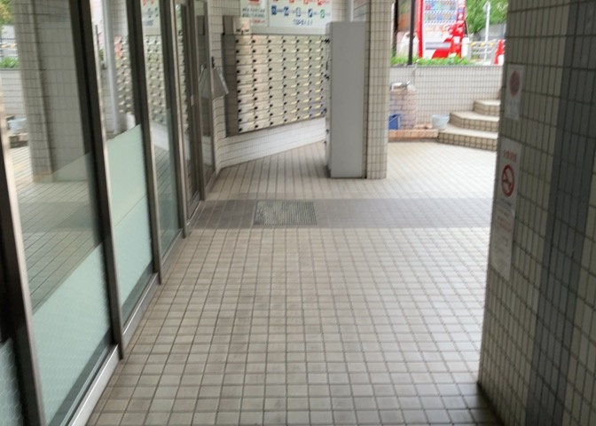 共用部分は、一棟の建物に住む区分所有者全員が共同で所有するとし、共用部分の管理、補修などは、区分所有者で形成される管理組合が行います。個人の判断で勝手に変更することはできませんので覚えておきましょう。