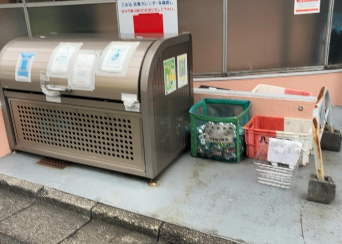共有部分は、住民なら誰もが使える設備のこと。例えば駐車場やエレベーター、インターネット設備、セキュリティ設備などがあります。他にも、マンションの廊下・外部階段やエントランス・ゴミ置き場などがあります。