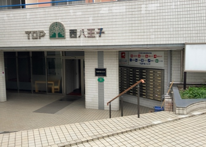 道幅が広い場所は日当たりや風通が良好です。幅が広いのですれ違いも可能ですし大きな車でも駐車可能！一方で、大型車が通ることも多くなるため交通量の増加により騒音に繋がります。また土地の値段が高くなります。