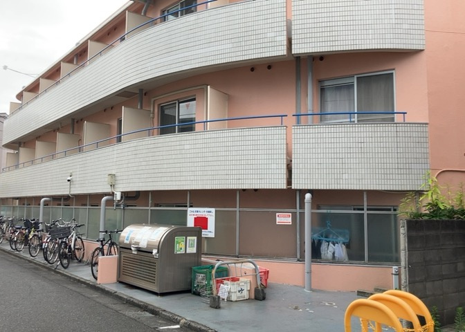 ＲＣ造、Reinforced　Concreteは直訳すると補強されたコンクリートです。主に柱や梁・床・壁が鉄筋とコンクリートで構成おり、鉄筋を組んだ型枠にコンクリートを流し込んで固めたものを指します。