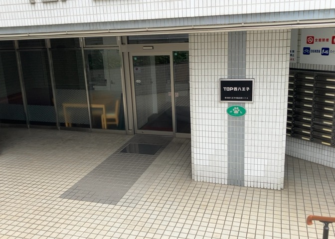 玄関は家の顔でもあり、家族以外の目にも止まる場所です。玄関は外との間を仕切る扉、靴などをしまっておく収納スペース、靴脱ぎのたたきスペース、来客とのやり取りをするドアホンなど複数のアイテムからなります。