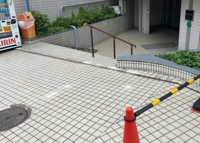 共用部分は、一棟の建物に住む区分所有者全員が共同で所有するとし、共用部分の管理、補修などは、区分所有者で形成される管理組合が行います。個人の判断で勝手に変更することはできませんので覚えておきましょう。