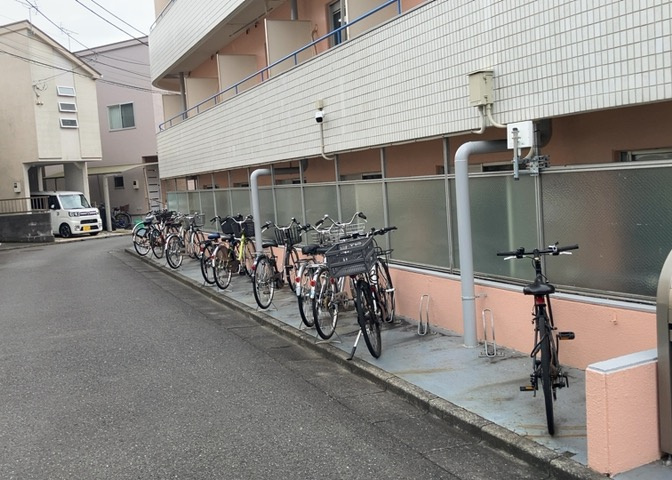 車一台あたりに必要なスペースは、標準サイズの普通自動車で横幅2m50cm、長さ5mは必要になります。ただし、乗降のことも考慮して横幅3m30cm、長さ5m50cmほどは確保できるところを選びましょう。