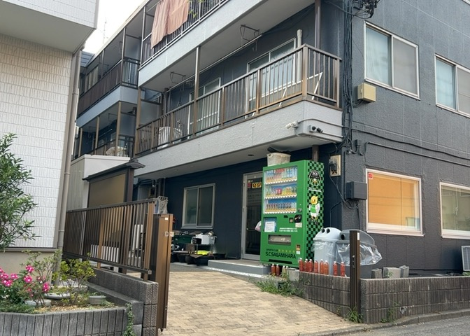 中庭（パティオ）とは、一つの建築物の内部に設けられた、壁などで囲われている庭のことを指します。コの字型、ロの字型が主流ですが、L字型の中庭もあります。最近では、インテリア性の高さからも人気があります。