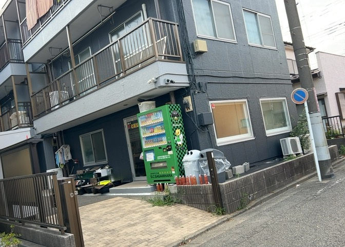 ラウンジは、マンションの共用スペースに椅子やテーブルなどを配置した利用者が寛げる空間です。屋内型ラウンジと屋外型ラウンジがあります。共用部分の管理状況と合わせて、詳細については現地でご確認ください。