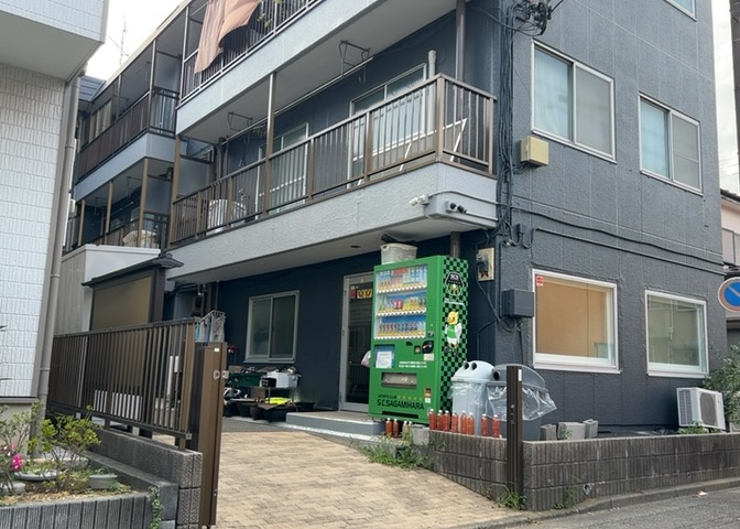 受付はマンションコンシェルジュがいる場合もあれば、管理人が滞在する小部屋を総称して呼ぶことがあります。主にエントランスに設置されていることから、防犯面でも期待ができます。防犯設備がない場合はより安心！
